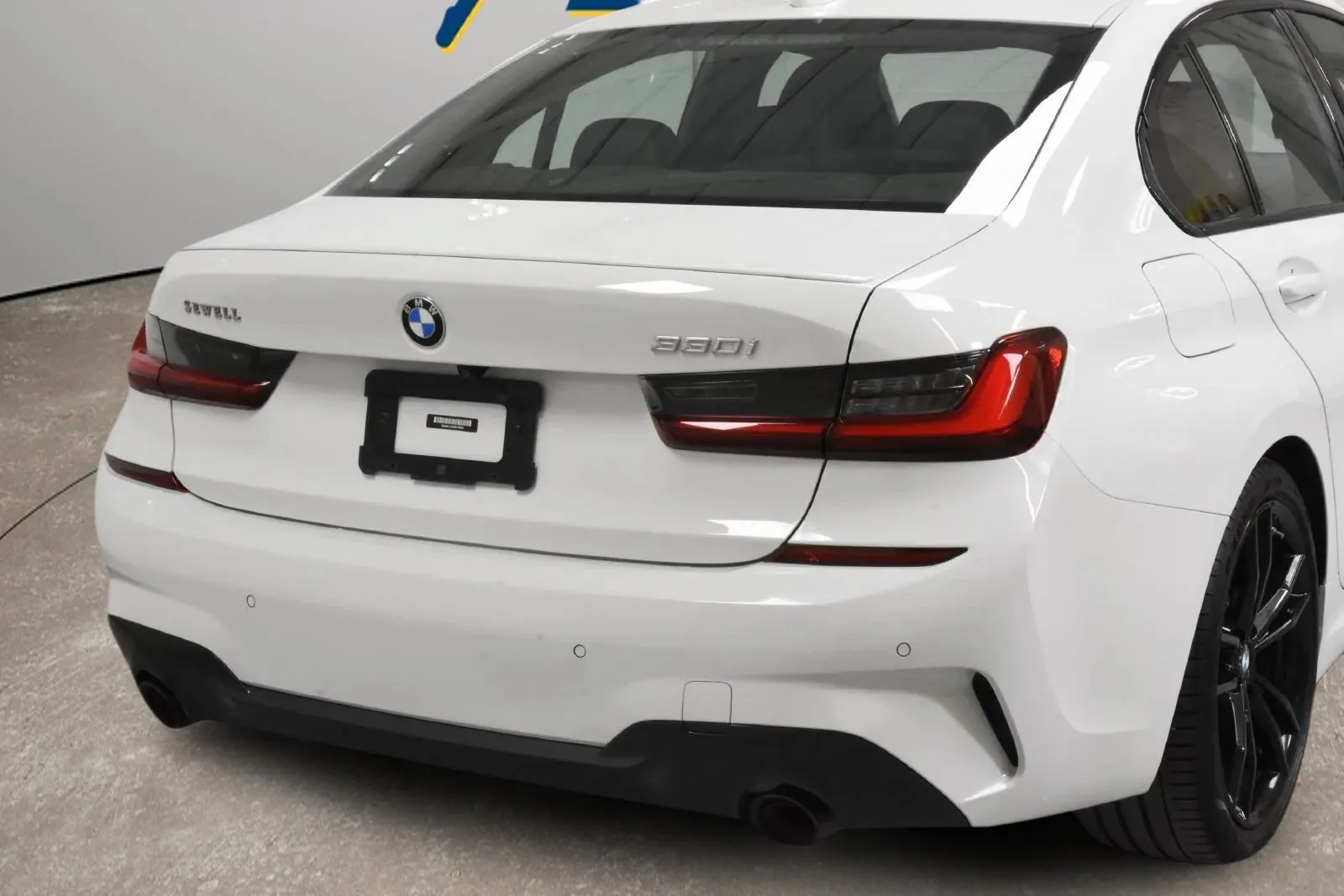 BMW 3 Series photo 2