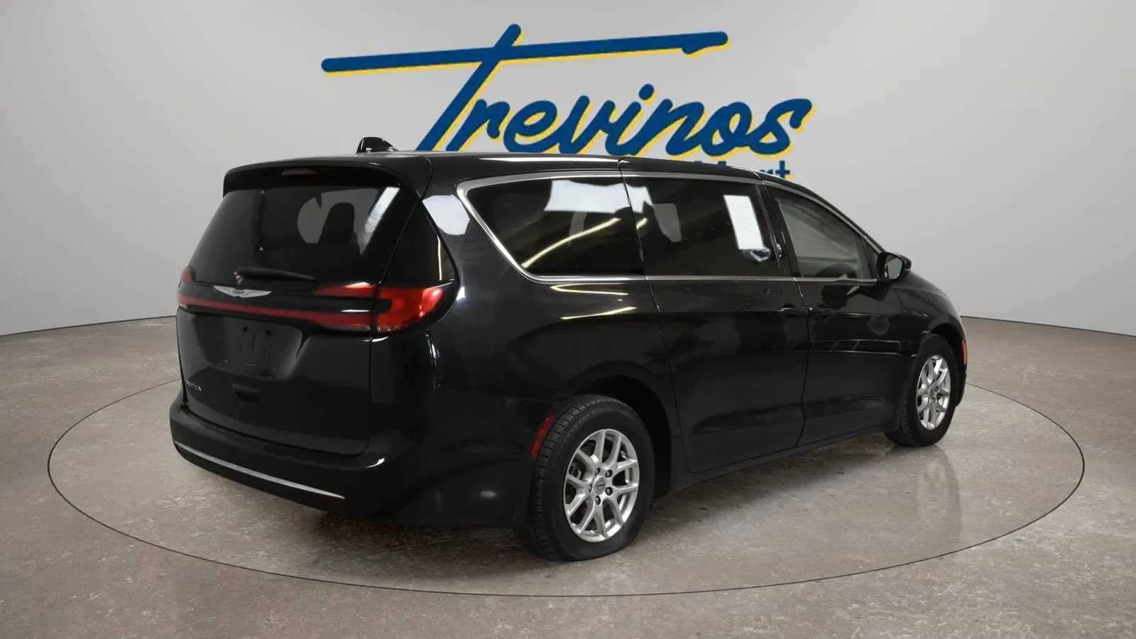 Chrysler Pacifica photo 2