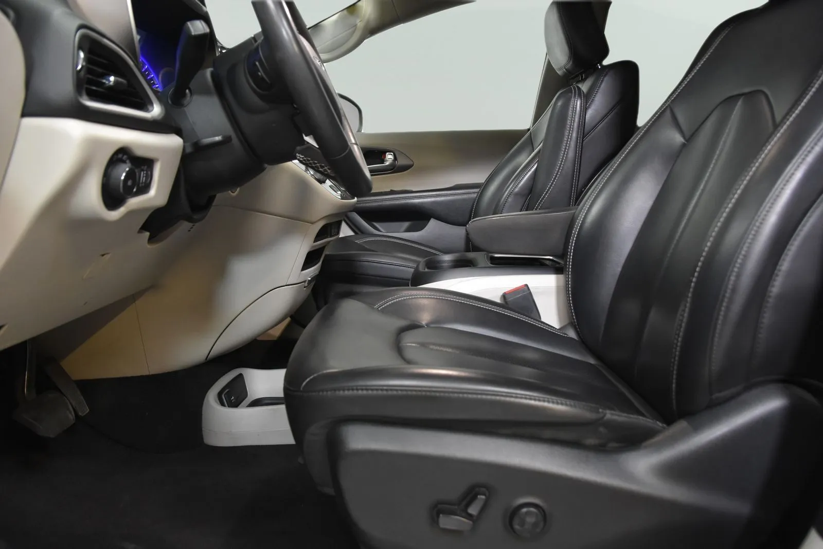 Chrysler Pacifica photo 12