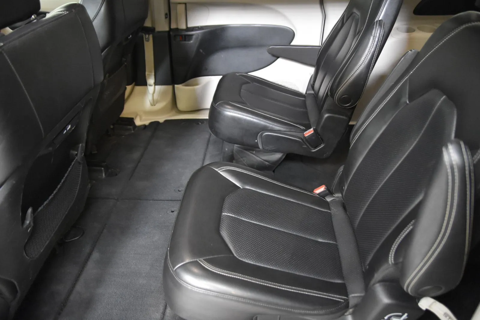 Chrysler Pacifica photo 28