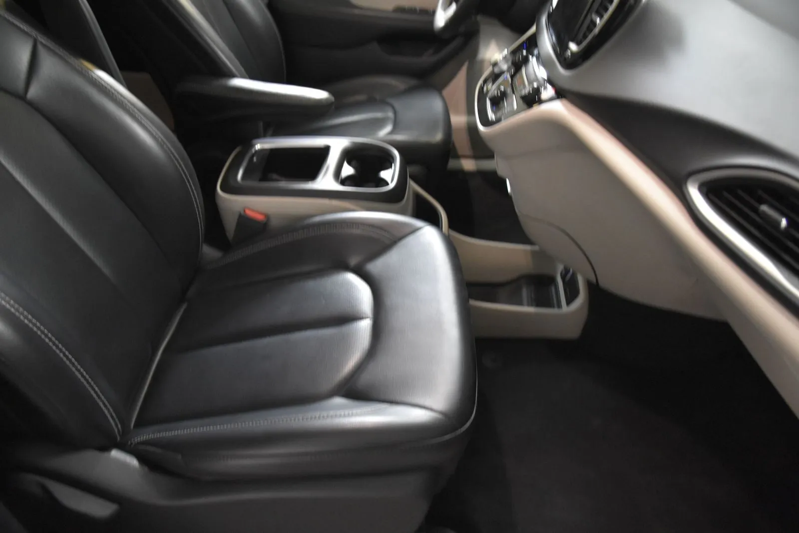 Chrysler Pacifica photo 32