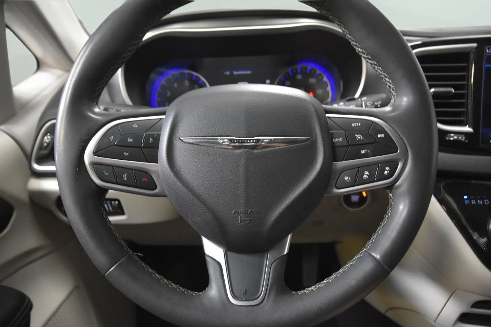 Chrysler Pacifica photo 14