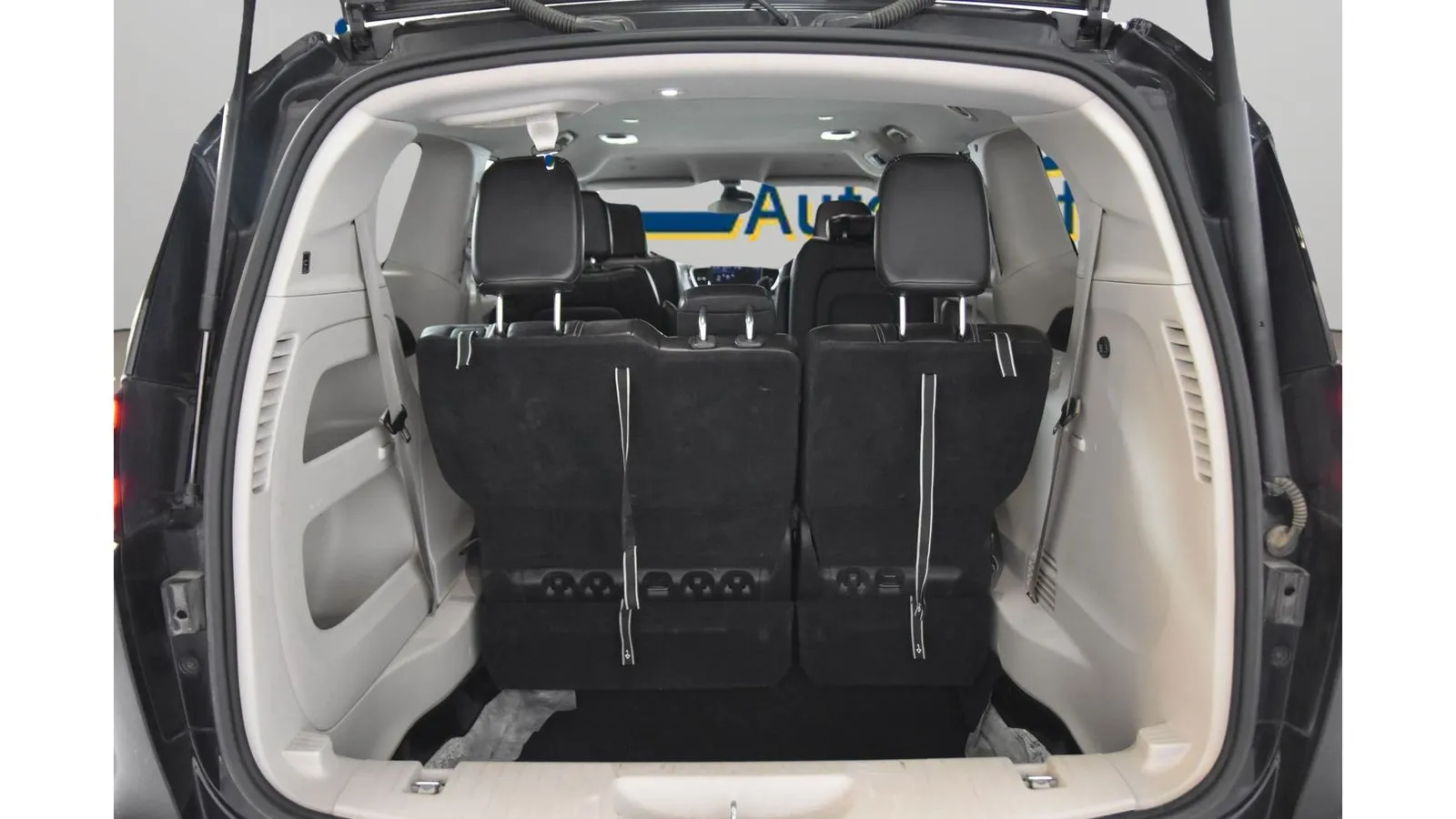 Chrysler Pacifica photo 35