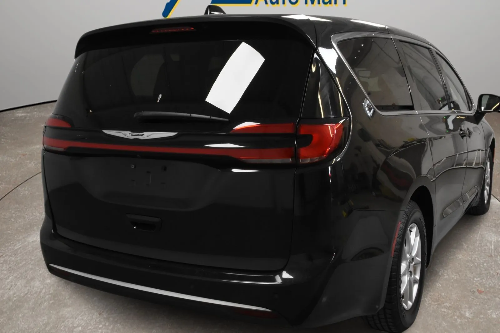 Chrysler Pacifica photo 3