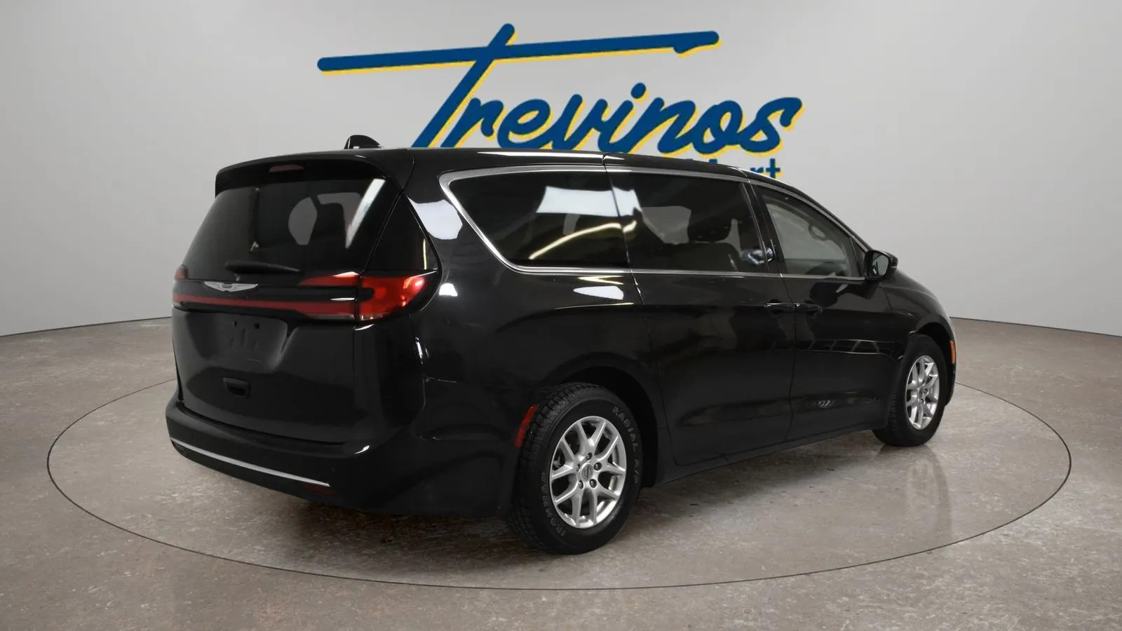Chrysler Pacifica photo 2