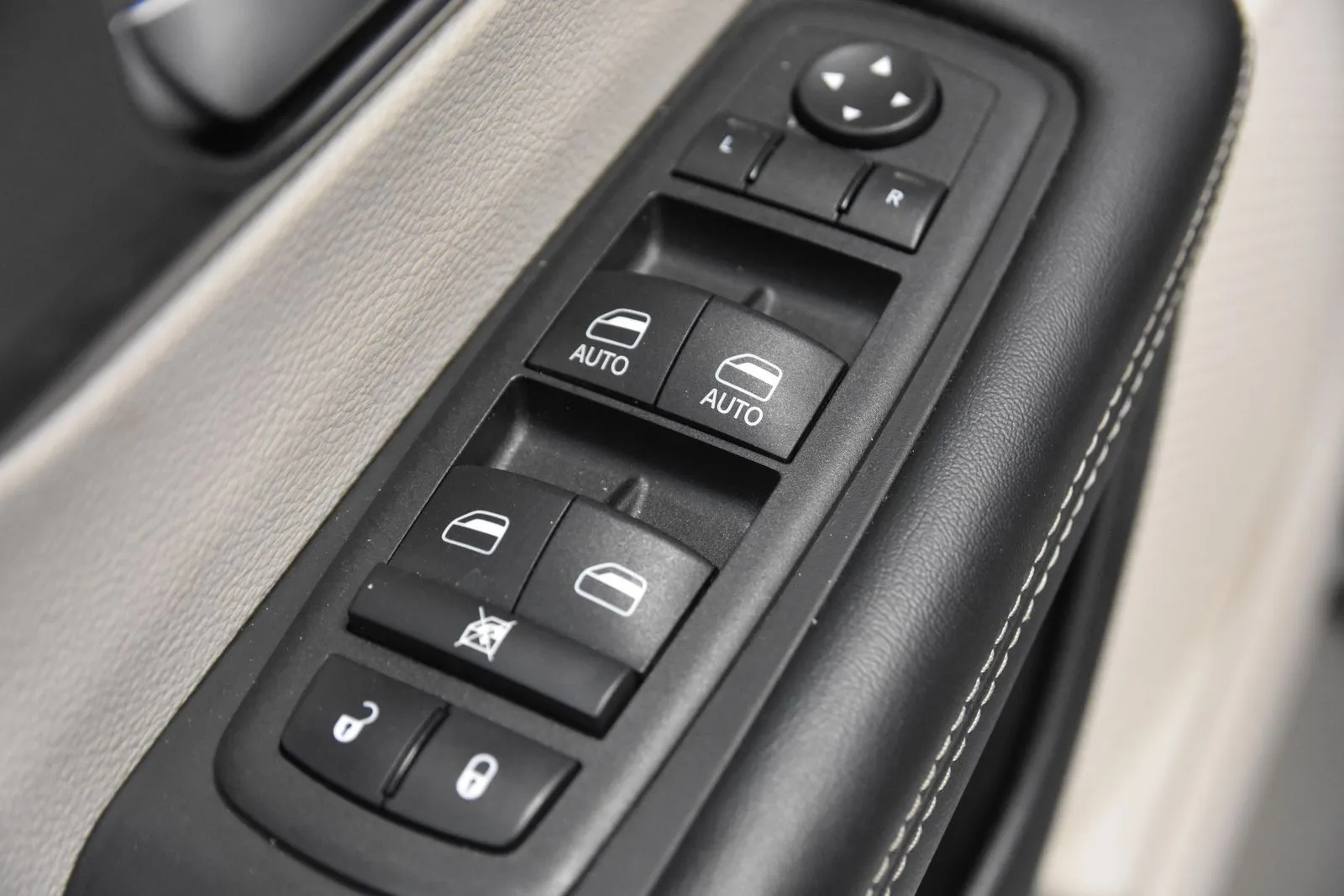 Chrysler Pacifica photo 13