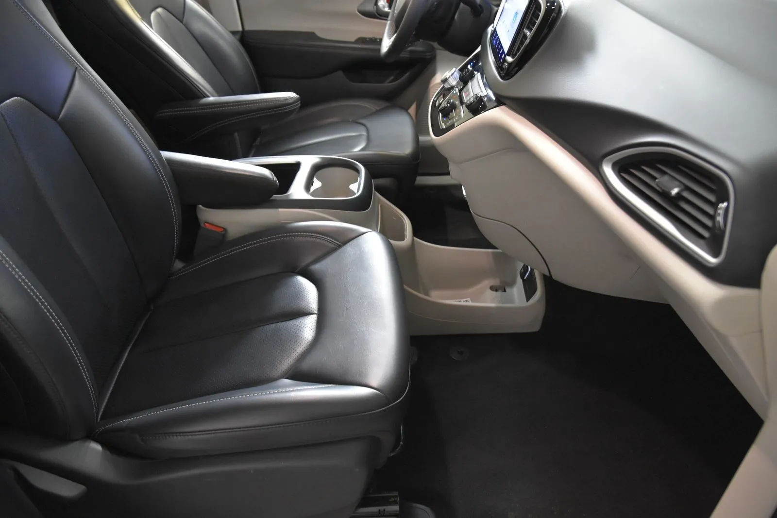 Chrysler Pacifica photo 33