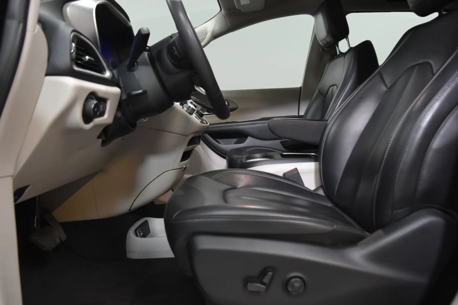 Chrysler Pacifica photo 12