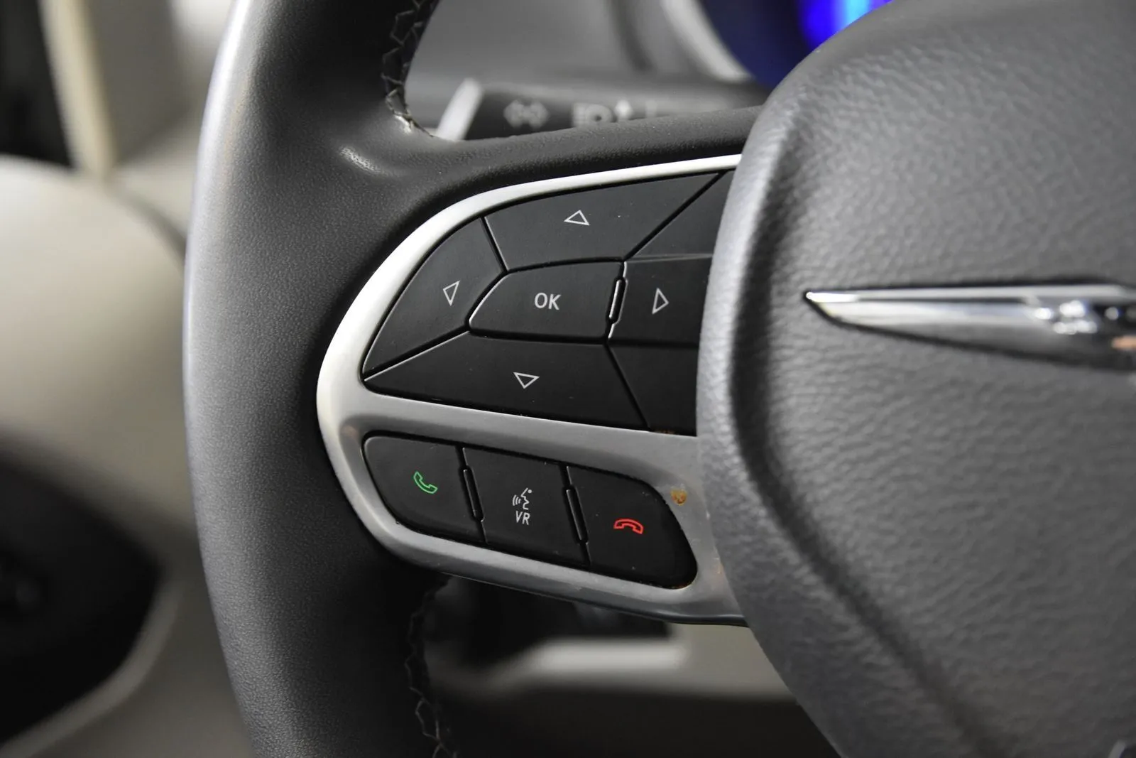 Chrysler Pacifica photo 16