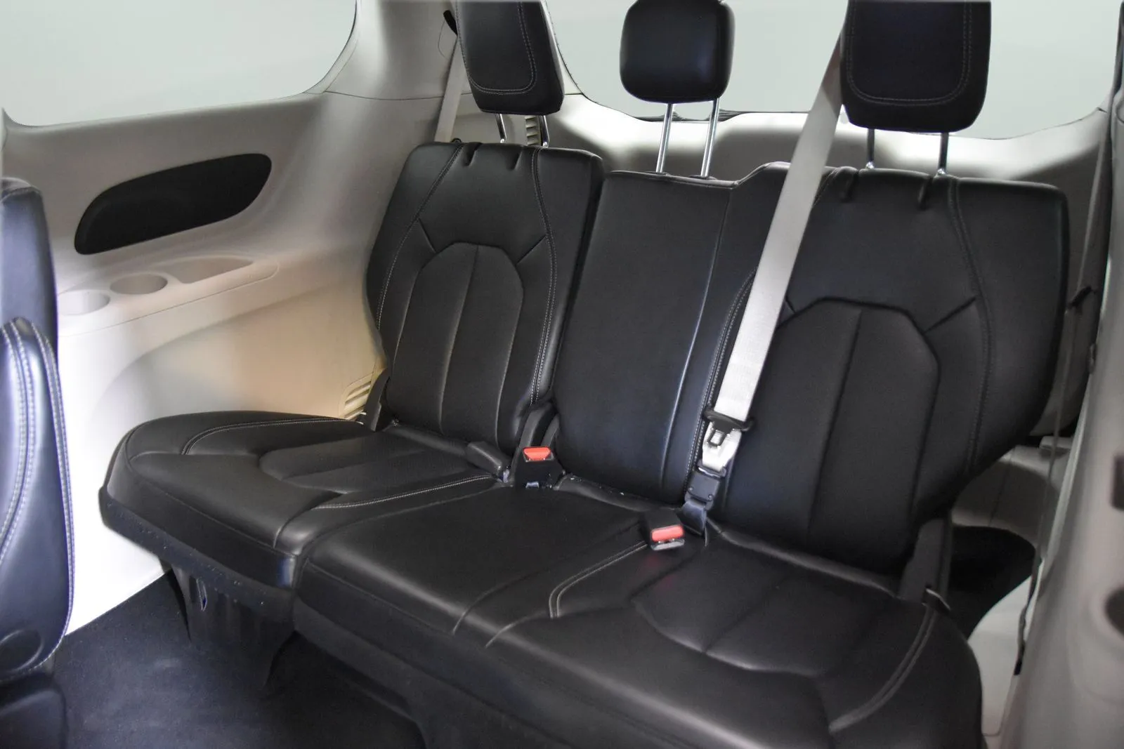 Chrysler Pacifica photo 32