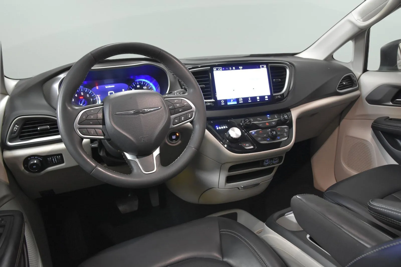Chrysler Pacifica photo 28