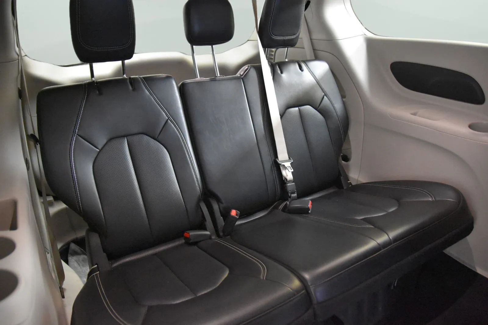 Chrysler Pacifica photo 36