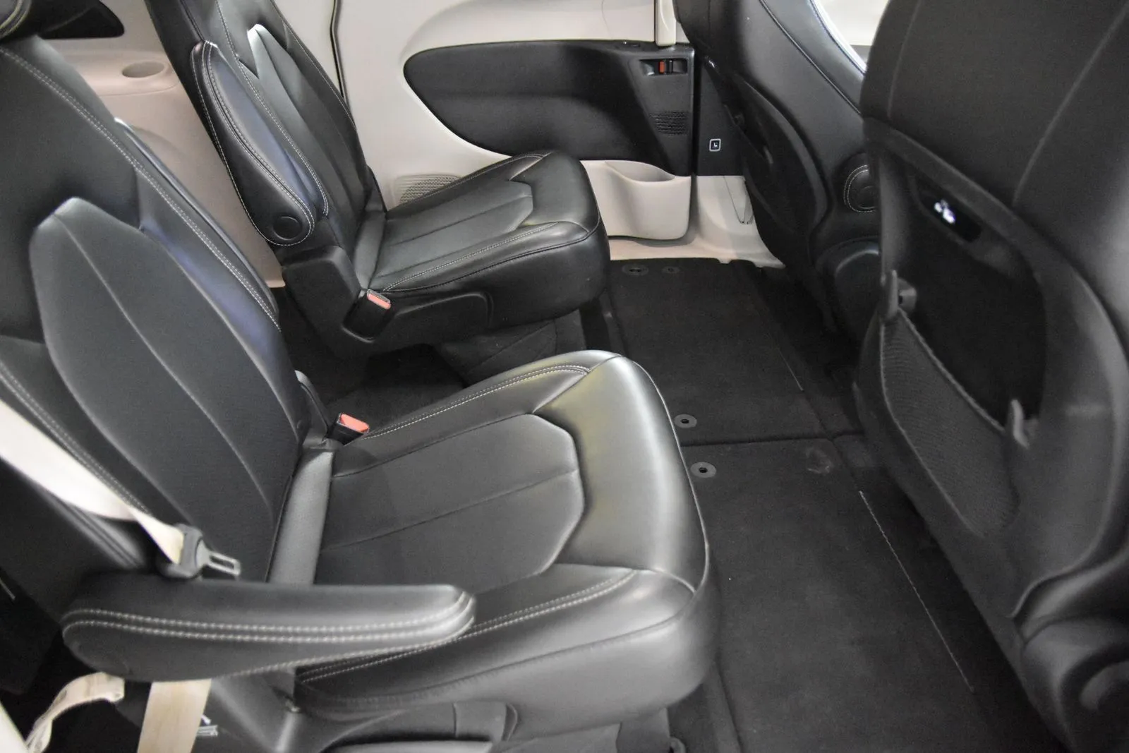 Chrysler Pacifica photo 34