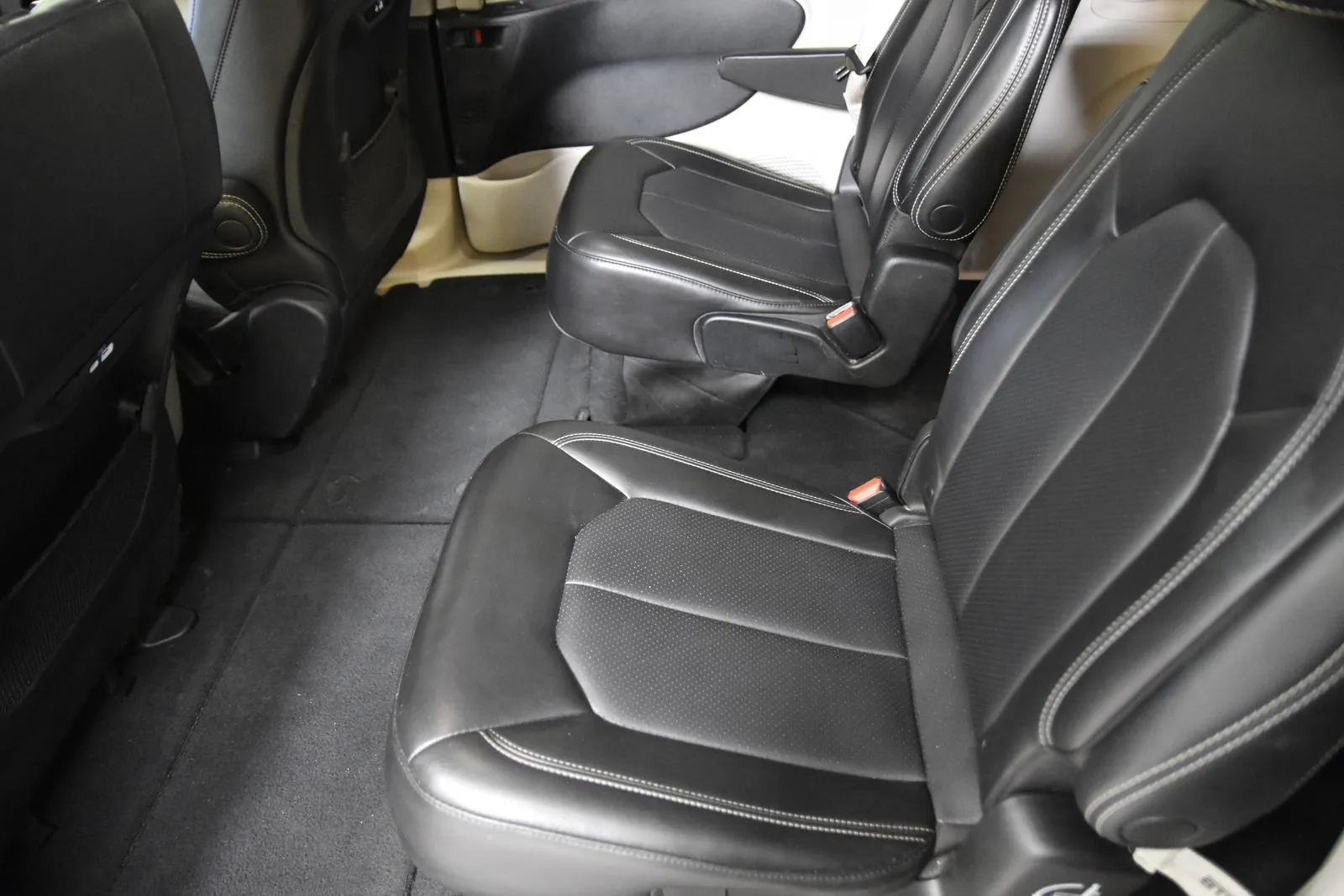 Chrysler Pacifica photo 29