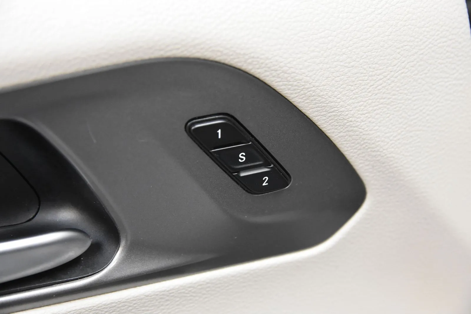 Chrysler Pacifica photo 14
