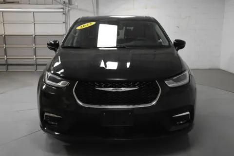 More photos of 2023 Chrysler Pacifica Touring L at Trevinos Auto Mart, TX