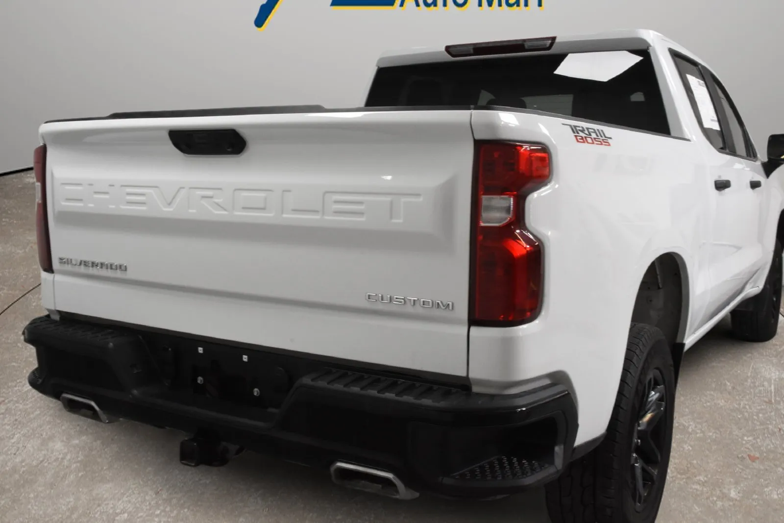 Chevrolet Silverado photo 3