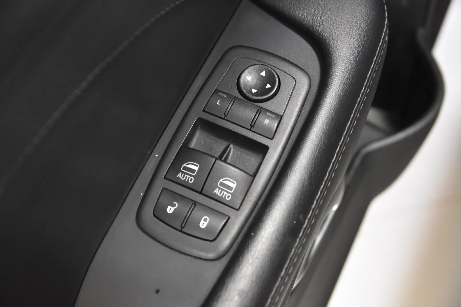 Dodge Challenger photo 13