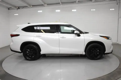 More photos of 2022 Toyota Highlander L at Trevinos Auto Mart, TX