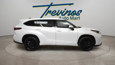 More photos of 2022 Toyota Highlander L at Trevinos Auto Mart, TX