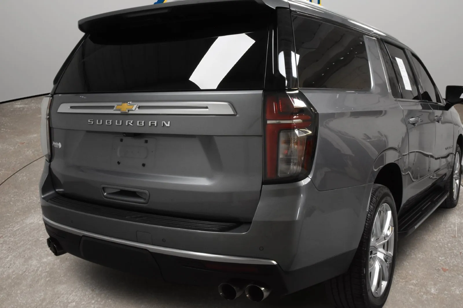 Chevrolet Suburban photo 3