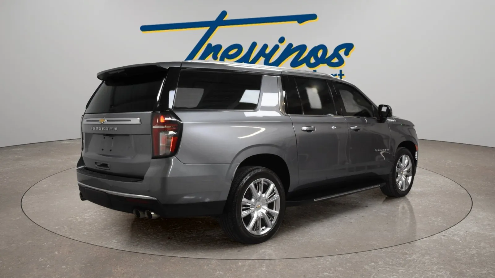 Chevrolet Suburban photo 2