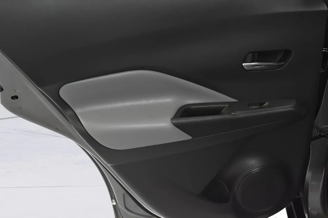 2023 Nissan Kicks SR photo 4