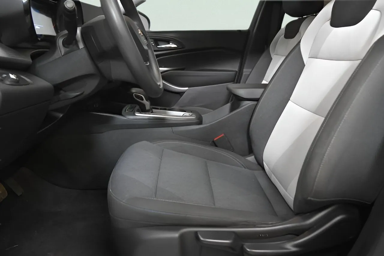 2024 Chevrolet Trax LS photo 6