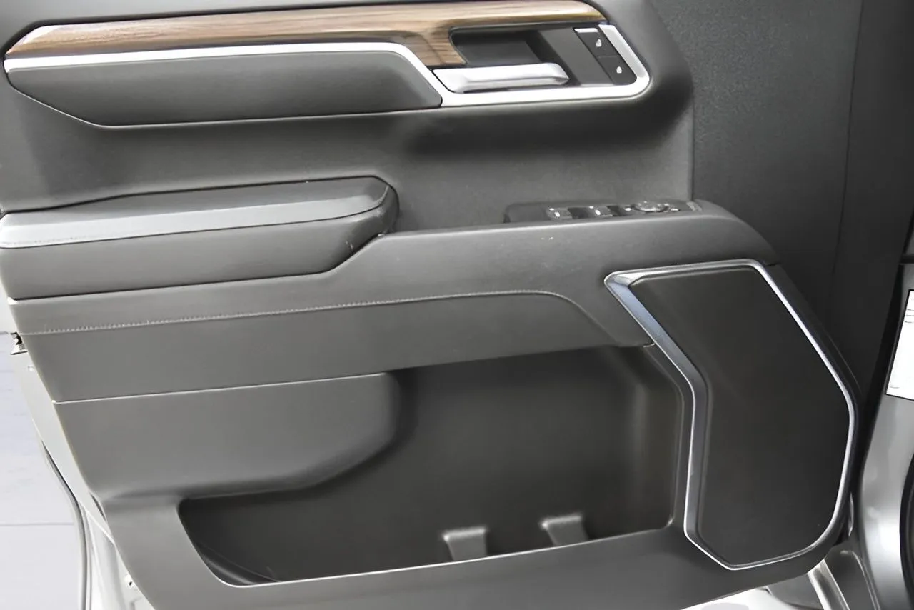 2023 Chevrolet Silverado 1500 LT photo 5