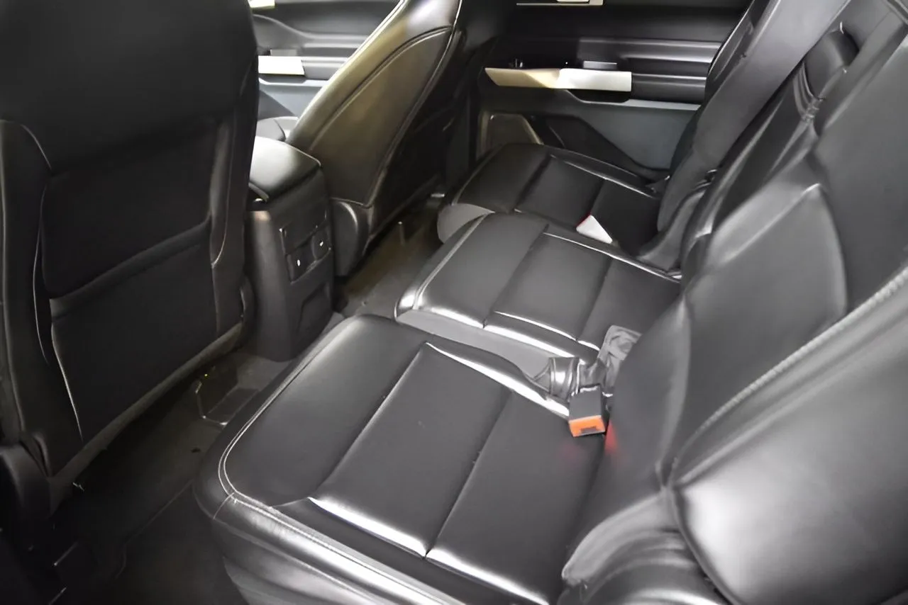 2023 Ford Explorer XLT photo 40