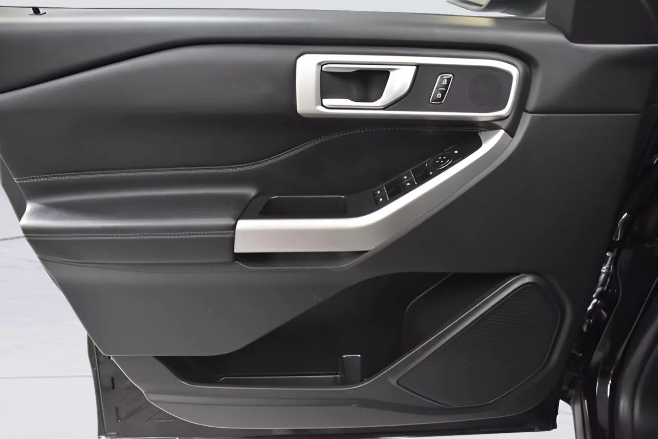 2023 Ford Explorer XLT photo 33