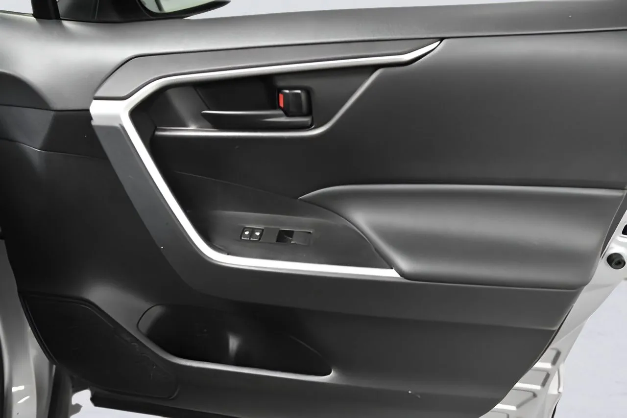 2024 Toyota RAV4 LE photo 18