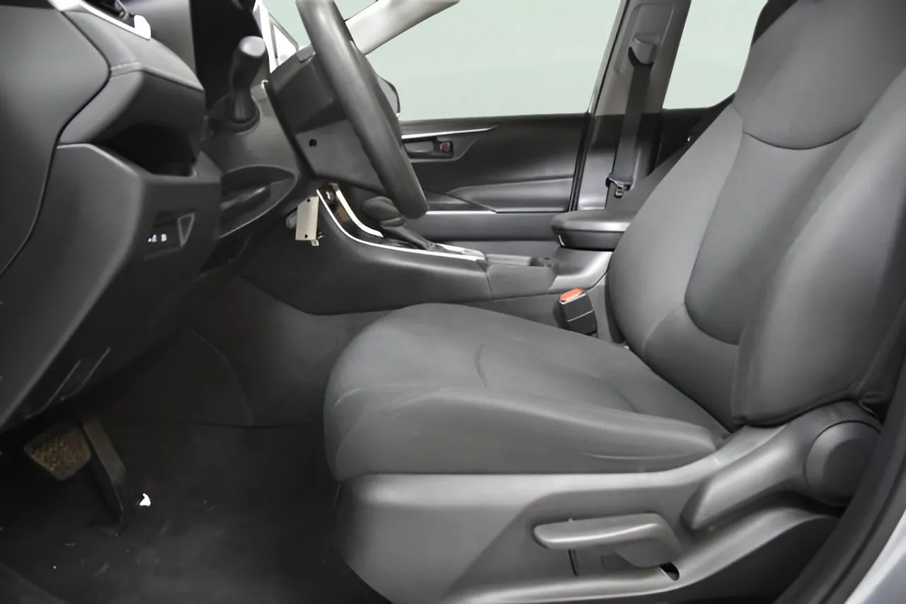 2024 Toyota RAV4 LE photo 6