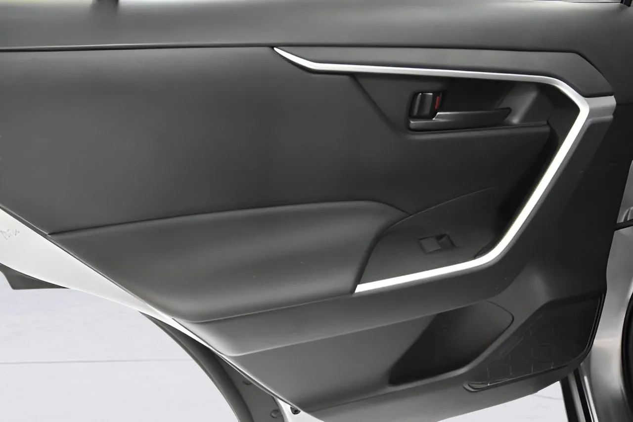 2024 Toyota RAV4 LE photo 5