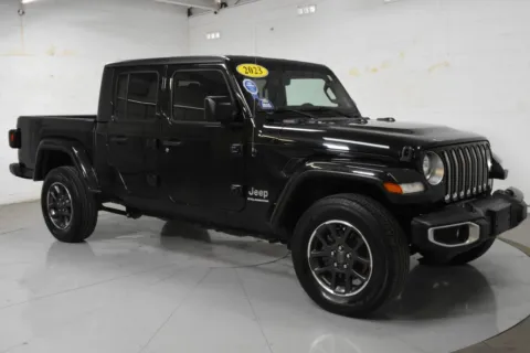 Black 2023 Jeep Gladiator Overland Pickup 4D 5 ft for sale in McAllen, TX