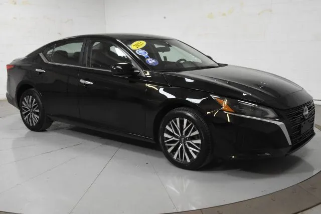 Black 2023 Nissan Altima 2.5 SV for sale in McAllen, TX