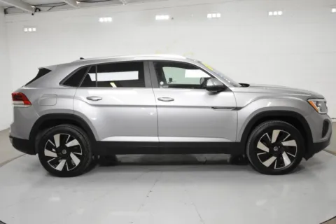 More photos of 2024 Volkswagen Atlas Cross Sport SE w/Technology Sport Utility 4D at Trevinos Auto Mart, TX