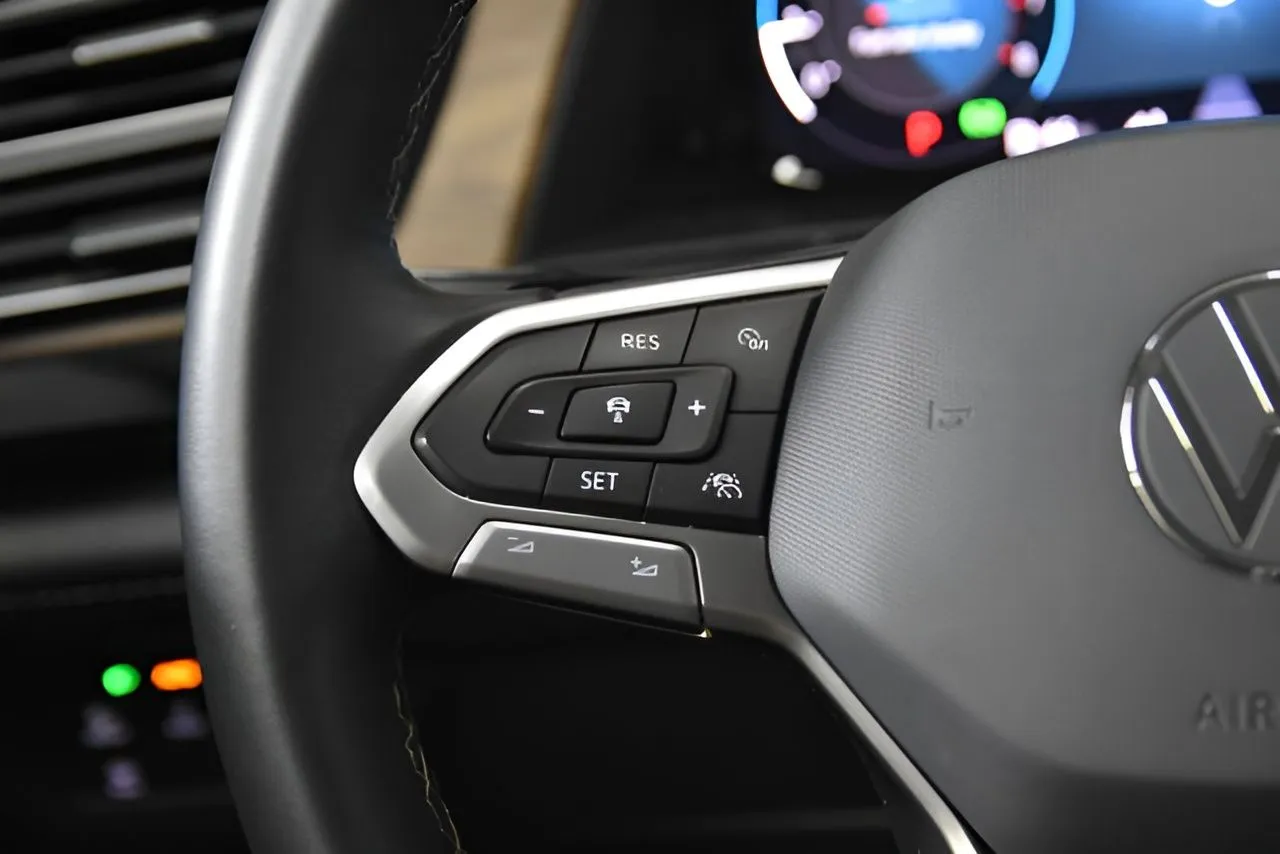 2024 Volkswagen Atlas SE Technology photo 2