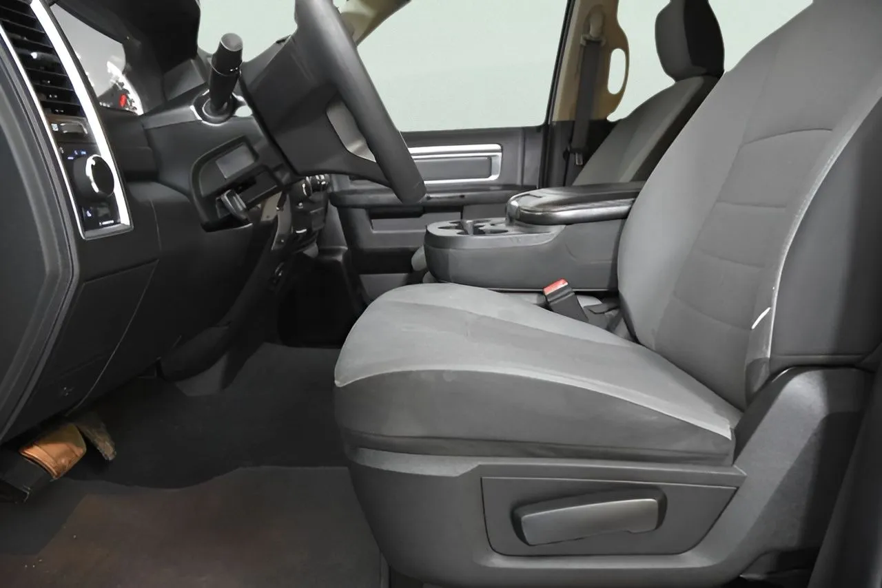 2021 Ram 1500 Classic SLT photo 18