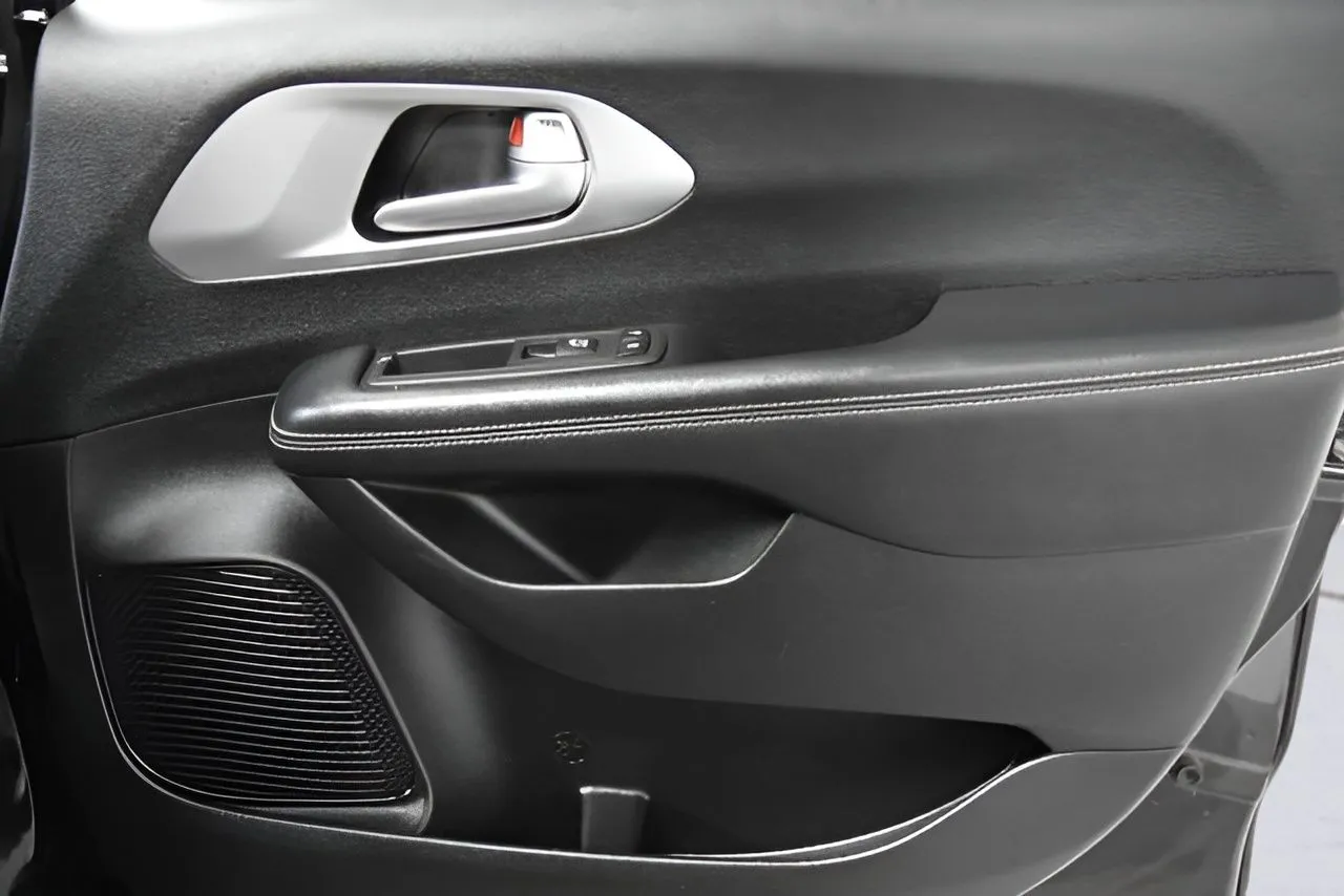 2018 Chrysler Pacifica Touring Plus photo 19