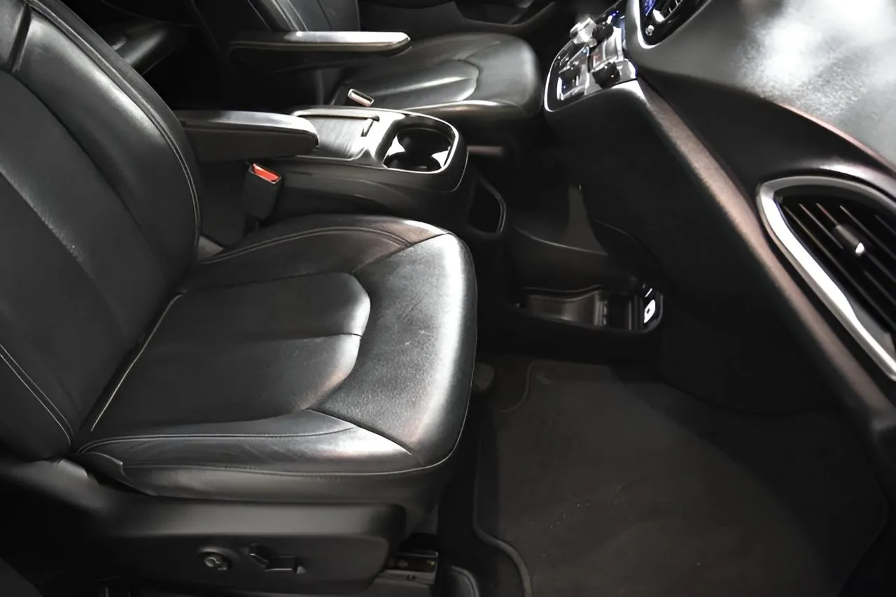 2018 Chrysler Pacifica Touring Plus photo 27