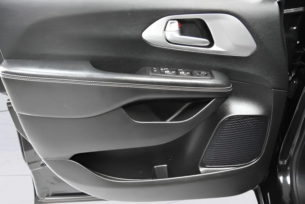 2018 Chrysler Pacifica Touring Plus photo 34