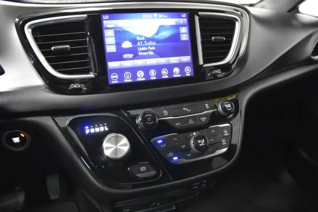 2018 Chrysler Pacifica Touring Plus photo 9