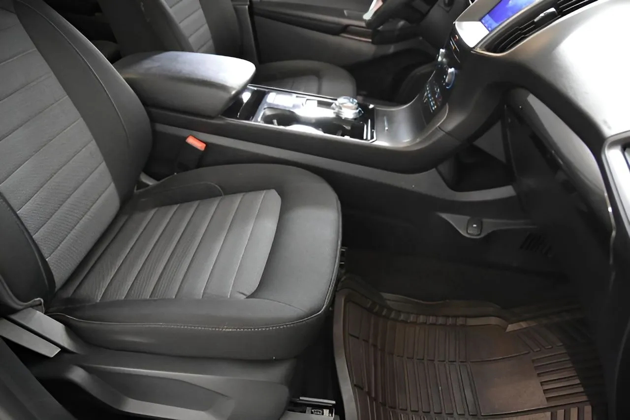 2020 Ford Edge SE photo 9