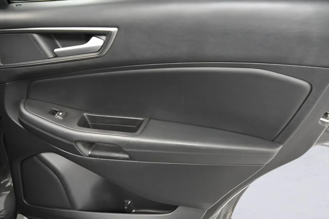 2020 Ford Edge SE photo 29