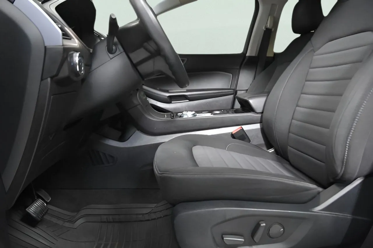 2020 Ford Edge SE photo 3
