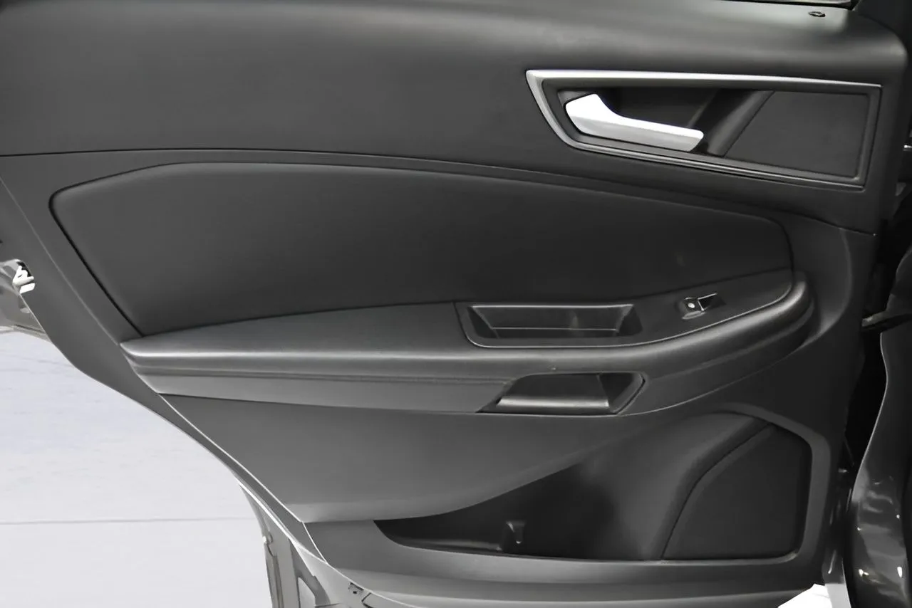 2020 Ford Edge SE photo 2