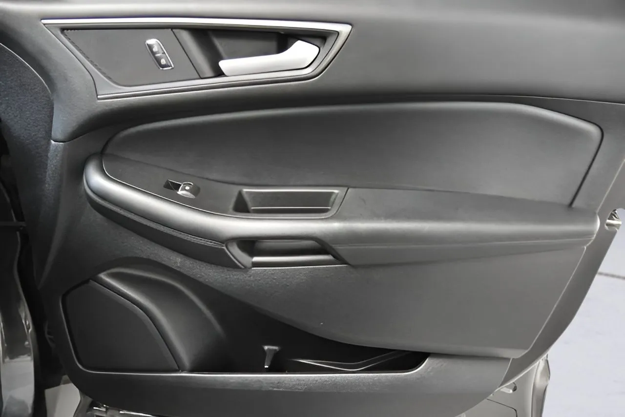 2020 Ford Edge SE photo 16