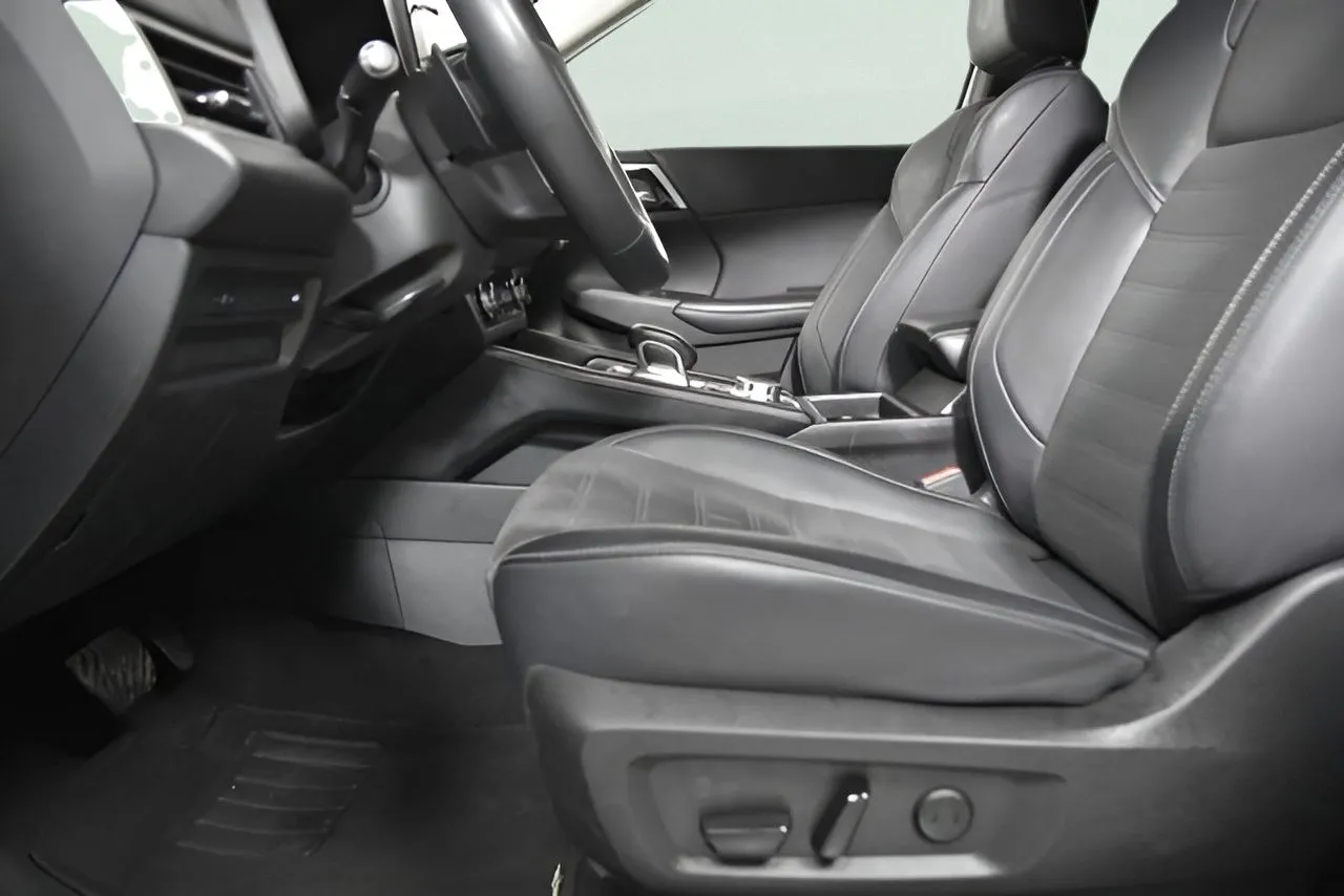 2024 Mitsubishi Outlander SE photo 6