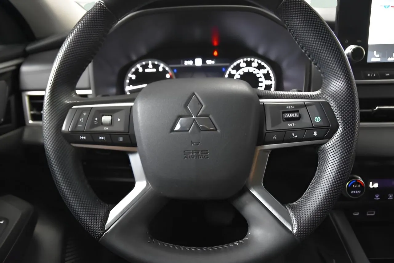 2024 Mitsubishi Outlander SE photo 32